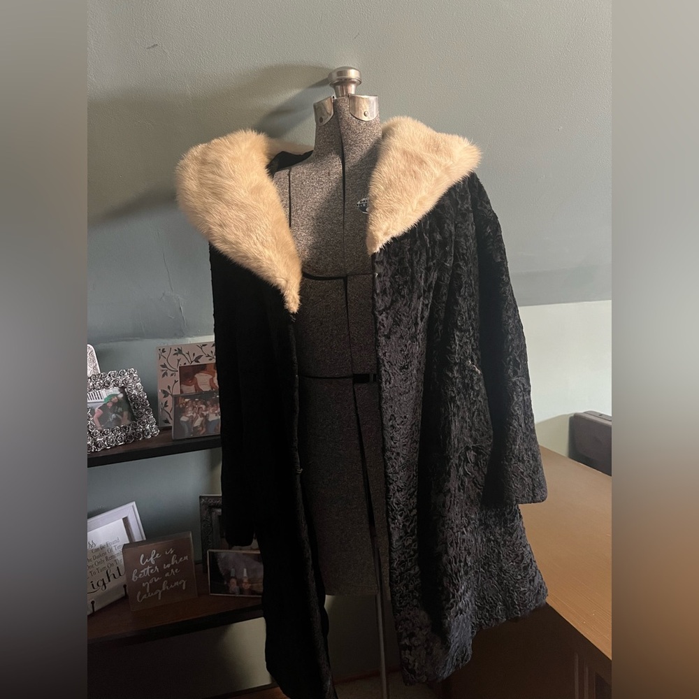 Vintage Black coat with Cream fur Collar